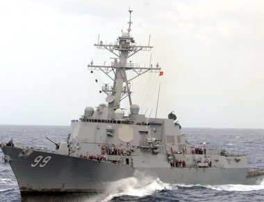 Ένταση στον Περσικό Κόλπο: Αμερικανικό αντιτορπιλικό άνοιξε πυρ κατά σκαφών του ιρανικού Ναυτικού